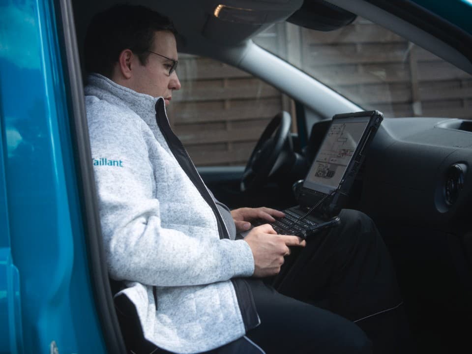 Монтажник сидить у машині