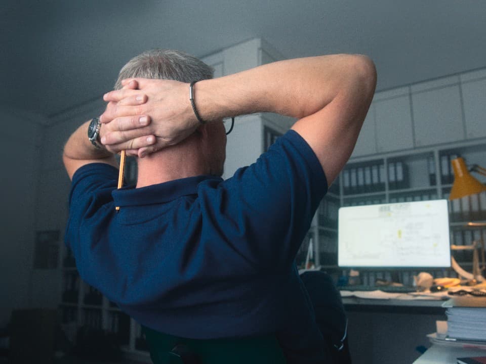 Інсталятор сидить перед столом